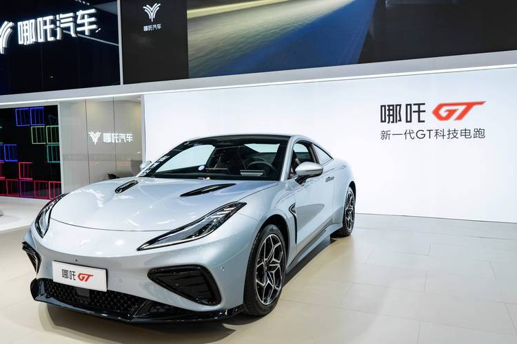 重庆299哪吒汽车在智能汽车领域的表现，领途汽车在新能源汽车市场中的影响力